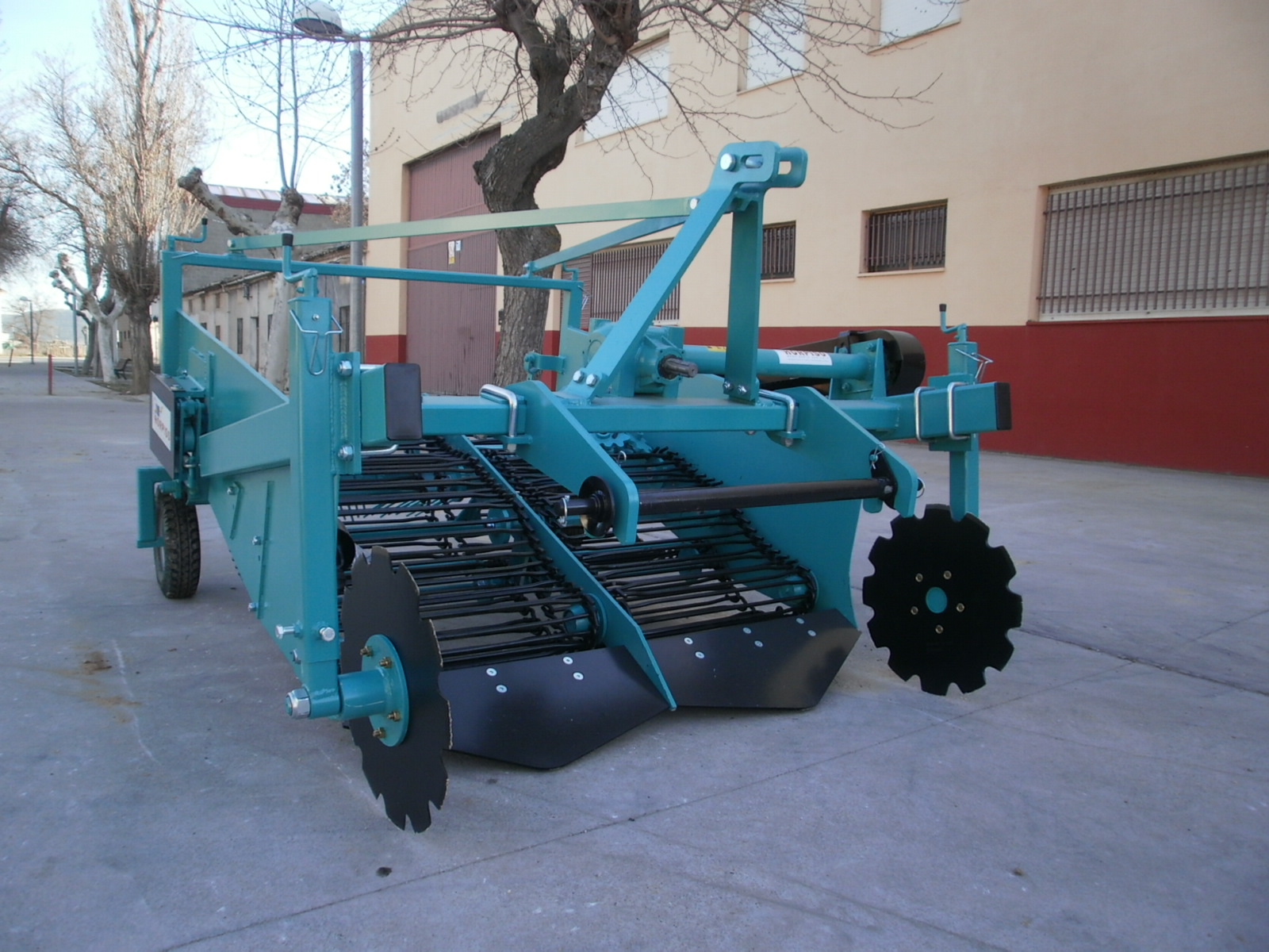 ARRANCADORA DE PATATAS 2 Y 4 FILAS.